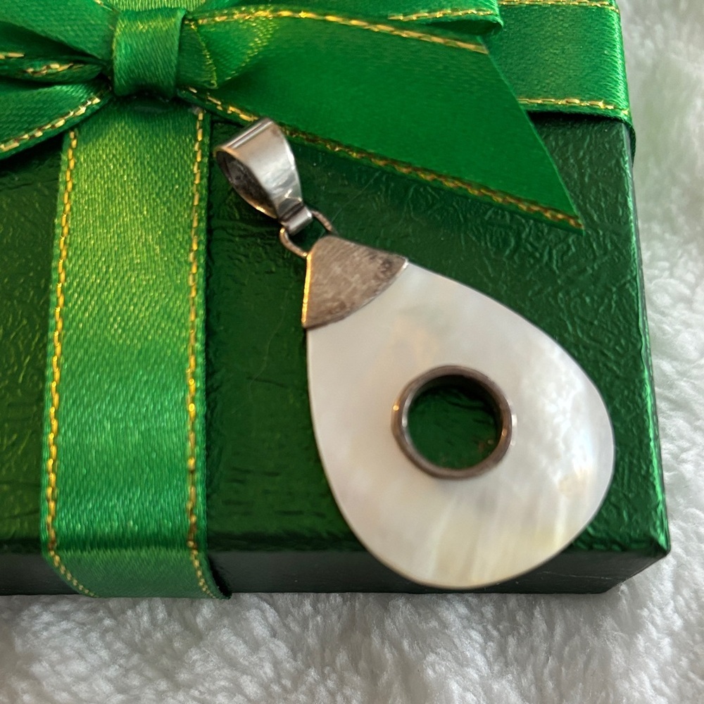Vintage Sterling Silver Mother of Pearl Teardrop Pendant – Modern Minimali